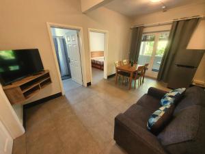 een woonkamer met een bank, een tv en een tafel bij Residence Pereybere in Pereybere