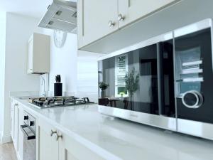 Η κουζίνα ή μικρή κουζίνα στο Abstract Escape! Stylish Apartment, Free Parking, 5 Minutes from Beach