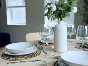 Ποτά στο Abstract Escape! Stylish Apartment, Free Parking, 5 Minutes from Beach +9 φωτογραφίες