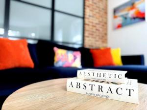 Χώρος καθιστικού στο Abstract Escape! Stylish Apartment, Free Parking, 5 Minutes from Beach