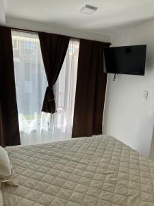 een slaapkamer met een bed en een raam bij Bilbao 44 in Santa Clara del Mar