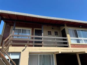 een gebouw met een trap aan de zijkant bij Bilbao 44 in Santa Clara del Mar