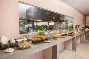 una linea a buffet con molti piatti di cibo sopra di Anika Studios Faliraki a Faliraki