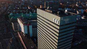 哥本哈根哥本哈根丽笙豪华皇家酒店的一座印有SBS标志的高楼