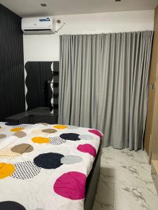 1 dormitorio con cama con edredón en LEKKI CONSERVATION FURNiSHED APARTMENT 1, en Lagos