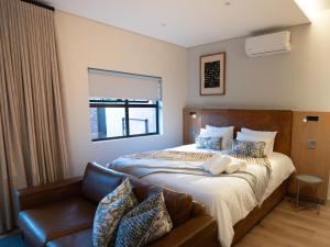 En eller flere senge i et værelse på The Circle Luxury Self Catering Studios