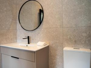 Et badeværelse på The Circle Luxury Self Catering Studios + 26 billeder