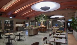 Un restaurante u otro lugar para comer en Scandic Malmen