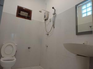 Un baño con ducha, inodoro y lavabo. en villa Calm Haven, en Unawatuna 55 fotos más