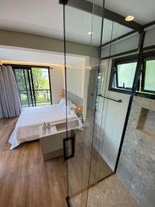 1 dormitorio con 1 cama y ducha acristalada en Villa Aragua, en Canto Grande