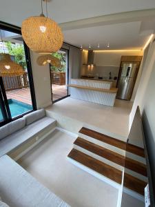 Una sala de estar con una escalera que conduce a una cocina. en Villa Aragua, en Canto Grande 132 fotos más