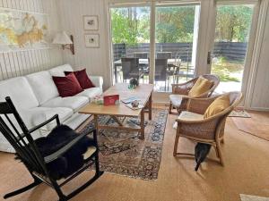 un salon avec un canapé, une table et des chaises dans l'établissement 891-Snedsted-Grahavrevej-21, à Snedsted 15 autres photos