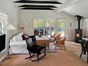 un salon avec un lit, une table et des chaises dans l'établissement 891-Snedsted-Grahavrevej-21, à Snedsted