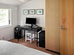 une chambre avec un bureau avec un ordinateur dessus dans l'établissement 891-Snedsted-Grahavrevej-21, à Snedsted