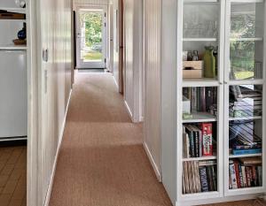 un couloir avec des étagères remplies de livres dans l'établissement 891-Snedsted-Grahavrevej-21, à Snedsted