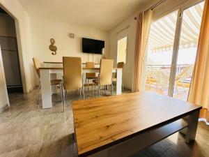 Dinastia Los Cristianos في أرونا: غرفة معيشة مع طاولة وكراسي وتلفزيون