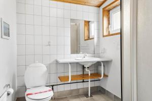un bagno con lavandino e WC di 560-Thisted-Klitrosevej-60 a Thisted Altre 10 foto