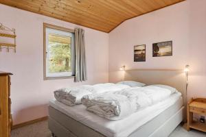 una camera da letto con un letto con lenzuola bianche e una finestra di 560-Thisted-Klitrosevej-60 a Thisted