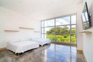 Et tv og/eller underholdning på Beautiful 5BR Villa-Barú Private Pool-Beach club