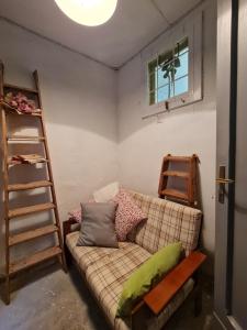 a living room with a couch and a ladder at Casa alta in Allerona