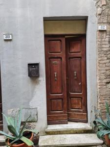 a wooden door on the side of a building at Casa alta in Allerona