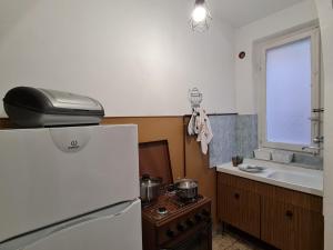 a kitchen with a refrigerator and a stove and a sink at Casa alta in Allerona