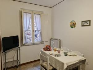 a dining room with a table and a window at Casa alta in Allerona +7 photos