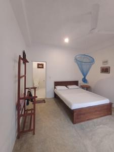 a bedroom with a bed and a blue vase on the wall at villa Calm Haven in Unawatuna