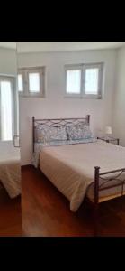 Un dormitorio con una cama grande con dos ventanas. en Brera apartment suite, en Milán