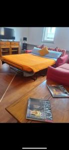 Una cama en una sala de estar con un libro en el suelo. en Brera apartment suite, en Milán