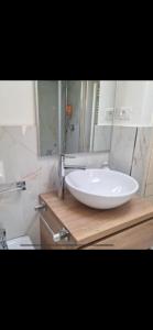 Un baño con un lavabo blanco y un espejo. en Brera apartment suite, en Milán