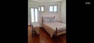 Un dormitorio con una cama y dos ventanas. en Brera apartment suite, en Milán