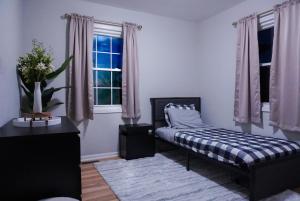 Jacuzzi Cul de Sac Home في Country Club Hills: غرفة معيشة مع سرير ونافذة