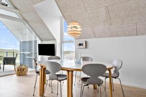 Un comedor con mesa y sillas en 794-Thisted-Havstokken-26-1, en Thisted