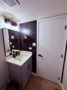 Jacuzzi Cul de Sac Home في Country Club Hills: حمام مع حوض أبيض ومرآة