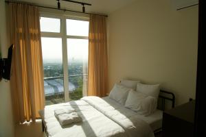 En eller flere senge i et værelse på Домик 2 Kok Tobe Village