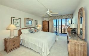 Postel nebo postele na pokoji v ubytování Comfortable Two-Bedroom Condo With Private Balcony + 22 fotografií