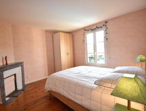 Ένα ή περισσότερα κρεβάτια σε δωμάτιο στο Hossegor Charmante villa avec piscine, jardin et dépendance pour 15 personnes.