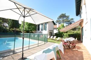 Πισίνα στο ή κοντά στο Hossegor Charmante villa avec piscine, jardin et dépendance pour 15 personnes.