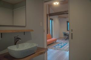 Ένα μπάνιο στο New Field Chalet 白馬