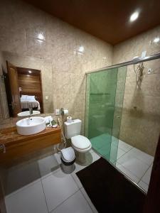 马瑙斯Amazon Tucuna Resort的浴室里有马桶、洗手池和淋浴。