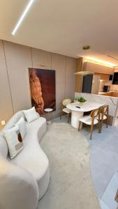 a living room with a white couch and a table at Apartamento em Juazeiro do Norte in Juazeiro do Norte