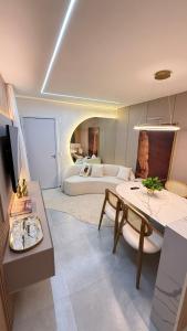 a living room with a bed and a table at Apartamento em Juazeiro do Norte in Juazeiro do Norte