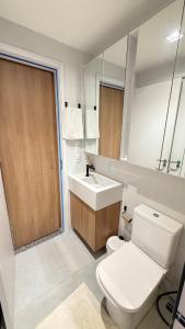 a bathroom with a white toilet and a sink at Apartamento em Juazeiro do Norte in Juazeiro do Norte