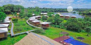 马瑙斯Amazon Tucuna Resort的享有河流度假胜地的空中景致