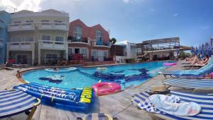 Bazén v ubytování Ilios Mare Hotel nebo v jeho okolí + 2 fotografie