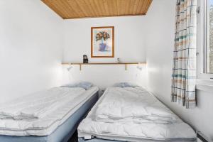 Dos camas individuales en una habitación con ventana. en 912-Thisted-Astien-17, en Torsted