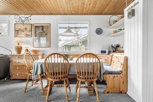 comedor con mesa y 4 sillas en 912-Thisted-Astien-17, en Torsted 12 fotos más