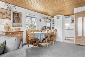 Una cocina y un comedor con mesa y sillas. en 912-Thisted-Astien-17, en Torsted
