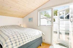 una camera da letto con un letto e due finestre di 232-Thisted-Klitrosevej-64 a Thisted